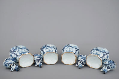 Een set van 4 blauw-witte Delftse dekselvazen met jachtsc&egrave;nes, 18e eeuw