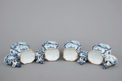 Een set van 4 blauw-witte Delftse dekselvazen met jachtsc&egrave;nes, 18e eeuw