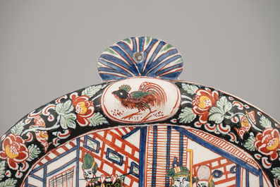 Een polychrome Delfts aardewerken ovale plaquette met chinoiserie, ca. 1800