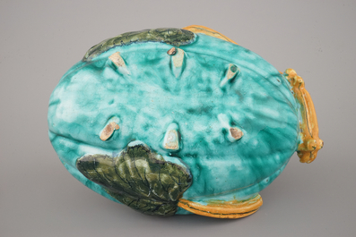 Fijne meloenvormige terrine met deksel in Brussels aardewerk met turquoise fond, 18e eeuw
