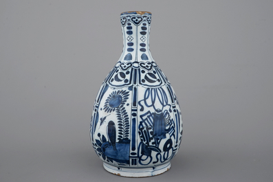 Une belle bouteille en fa&iuml;ence de Delft au d&eacute;cor chinoiserie de style Wan-Li, 17&egrave;me si&egrave;cle