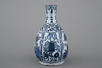 Een fraaie Delfts aardewerken chinoiserie Wan-Li flesvormige vaas, 17e eeuw