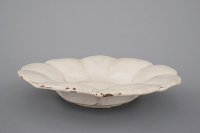 A white Delft lobed dish, 17th C.