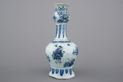 Un vase bouteille en fa&iuml;ence de Delft bleu et blanc, fin du 17&egrave;me si&egrave;cle