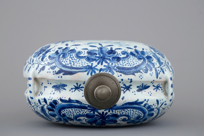 A Dutch Delft blue and white plate and gourd flask, 18/19th C.