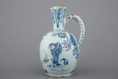Een blauw-wit Delfts aardewerken chinoiserie kruikje, 17e eeuw
