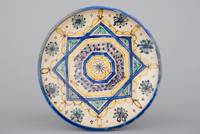 Un ensemble de 3 plats polychrome, Maroc ou Tunisie, ca. 1900