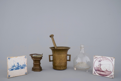Een lot met 2 Delftse tegels, een vijzel en stamper, een wijwateremmer en een handgeblazen wespenvanger, 18/19e eeuw