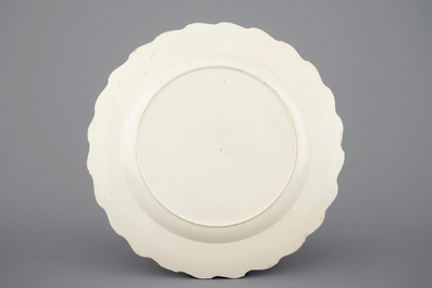 Een in Nederland beschilderd creamware bord met koninklijk portretdecor, Leeds, 18e eeuw