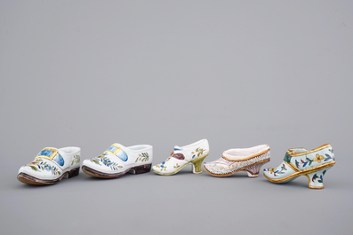 Een collectie van 5 divers schoentjes in Franse fa&iuml;ence, 18/19e eeuw