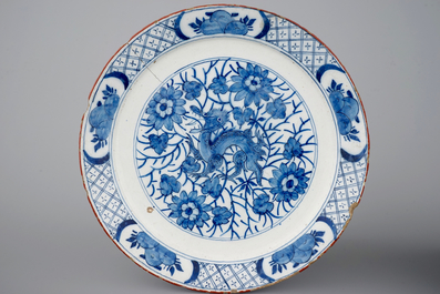 Een paar blauw-witte Delftse borden met chinoiserie decor van draken, 18e eeuw