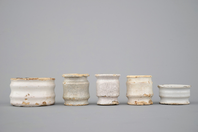 A set of 5 white Dutch Delft ointment jars and albarello, 17/18th C.