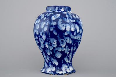 Een vaas in Franse fa&iuml;ence uit Nevers, decor &quot;Bleu Persan&quot; of &quot;A la bougie&quot;, 17e eeuw