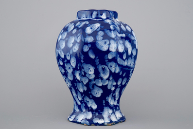 Un vase en fa&iuml;ence de Nevers d&eacute;cor bleu Persan ou &quot;A la bougie&quot;, Nevers, 17&egrave;me si&egrave;cle