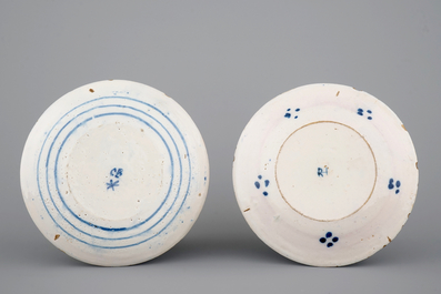 Twee blauw-witte Delfts aardewerken borden met fijne decors, 17/18e eeuw