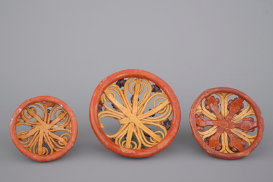 A set of 3 fire baskets and covers in Italian faience, 19th C.