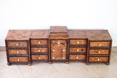 An elongated cabinet of drawers in burl veneer, Liege, 17/18th C.