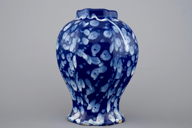 Un vase en fa&iuml;ence de Nevers d&eacute;cor bleu Persan ou &quot;A la bougie&quot;, Nevers, 17&egrave;me si&egrave;cle