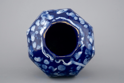 Un vase en fa&iuml;ence de Nevers d&eacute;cor bleu Persan ou &quot;A la bougie&quot;, Nevers, 17&egrave;me si&egrave;cle