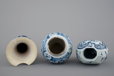 Un lot de 3 vases en Delft bleu et blanc, 18&egrave;me