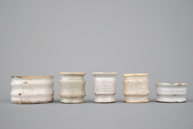 A set of 5 white Dutch Delft ointment jars and albarello, 17/18th C.