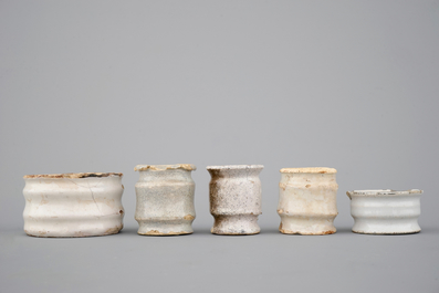 A set of 5 white Dutch Delft ointment jars and albarello, 17/18th C.