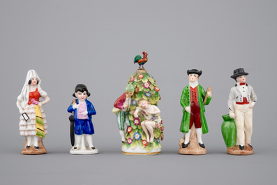 Een collectie van 10 porseleinen en biscuit figuren en snuifflesjes, 19e eeuw