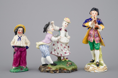 Een collectie van 10 porseleinen en biscuit figuren en snuifflesjes, 19e eeuw