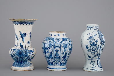 Een lot van 3 blauw-witte Delftse vaasjes, 18e eeuw