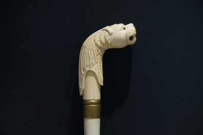 Une canne animali&egrave;re en ivoire sculpt&eacute; d'une t&ecirc;te de lion et cuivre, travail anglo-indien, 19&egrave;me si&egrave;cle