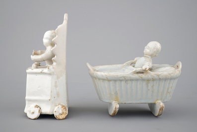 Twee wit Delftse vormstukjes met kinderen, 18e eeuw