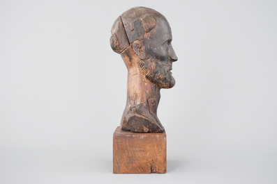 Een Spaans koloniaal of Spaans-Filipijns gestoken houten hoofd van een heilige, 18e eeuw
