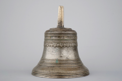 Une cloche en bronze de Melchior De Haze, Anvers, 17&egrave;me si&egrave;cle