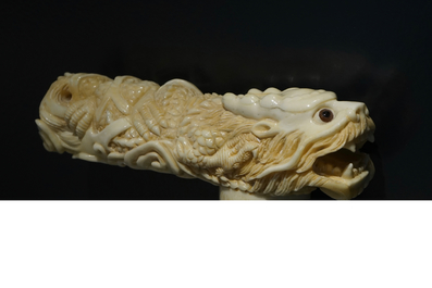 Une canne animali&egrave;re en bois et ivoire sculpt&eacute; en t&ecirc;te de dragon, travail chinois, 19&egrave;me si&egrave;cle