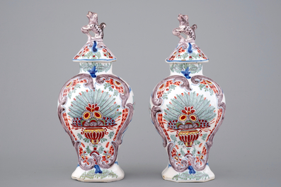 Une paire de vases en fa&iuml;ence de Delft polychrome et un plat, 18/19&egrave;me si&egrave;cle