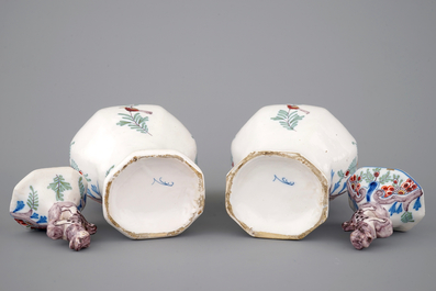 Een paar polychrome Delftse vazen en een schotel, 18/19e eeuw