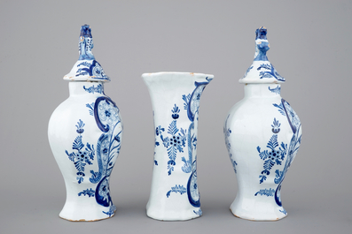 Een driedelig blauw-wit Delfts aardewerken kaststel met chinoiserie decor, 19e eeuw