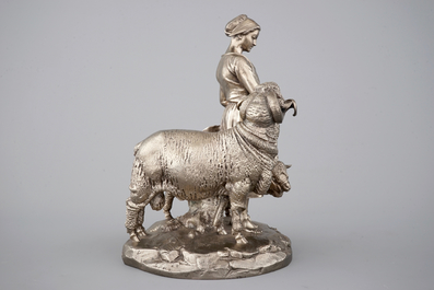 Een verzilverde bronzen groep van een meisje met een schaap en een ram, Christofle et Cie., 19e eeuw