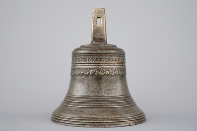 Une cloche en bronze de Melchior De Haze, Anvers, 17&egrave;me si&egrave;cle