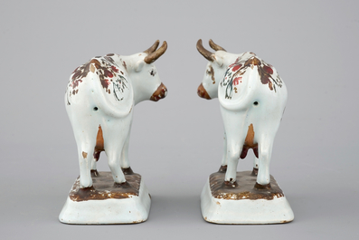 Une paire de vaches en fa&iuml;ence de Delft polychrome, 18&egrave;me