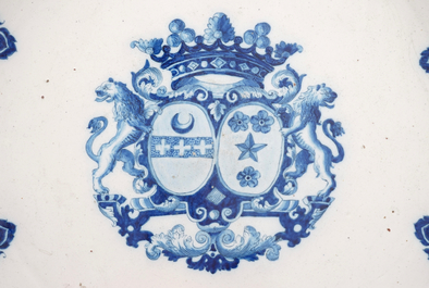 Een bijzonder grote blauw-witte wapenschotel Rouen, 19e eeuw