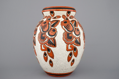 Un vase Art D&eacute;co par Charles Catteau pour Boch K&eacute;ramis au d&eacute;cor floral craquel&eacute;, ca. 1930