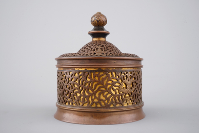 Une boite cylindrique en bronze et laiton, 16/17&egrave;me si&egrave;cle, probablement Venise