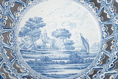 Een ajour mand in Franse faience naar Delfts voorbeeld, 19e eeuw