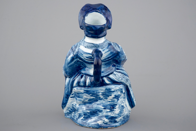 Une grande fontaine de table figurative &quot;Bobbejak&quot;, 18&egrave;me, fa&iuml;ence de Delft bleu et blanc