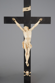 Twee gesneden ivoren corpussen op ebbenhout en schildpadfineer, crucifix 18/19e eeuw