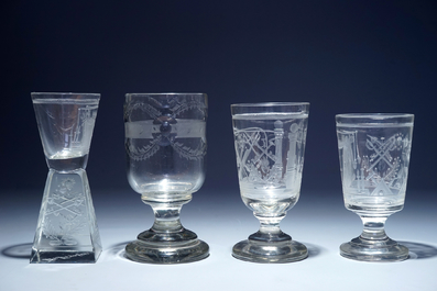 Een lot van 4 gegraveerde ma&ccedil;onnieke glazen (vrijmetselarij), 20e eeuw