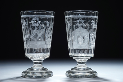 2 gegraveerde ma&ccedil;onnieke glazen (vrijmetselarij), 20e eeuw