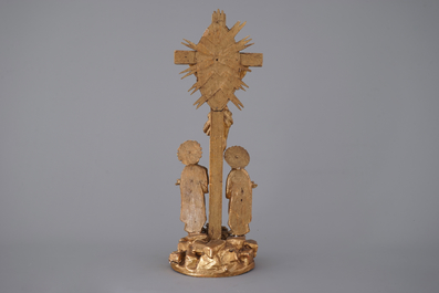 Un calvaire avec crucifixe en bois sculpt&eacute; et dor&eacute; indo-portugais, 18/19&egrave;me si&egrave;cle