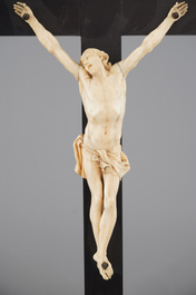 Deux figures de Christ en ivoire sculpt&eacute; et mont&eacute; sur crucifix en bois d'&eacute;b&egrave;ne et &eacute;caille de tortue, 18/19&egrave;me